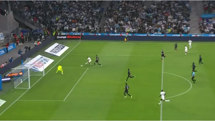 Sánchez se viste de héroe en el Marsella para seguir al asecho del PSG.