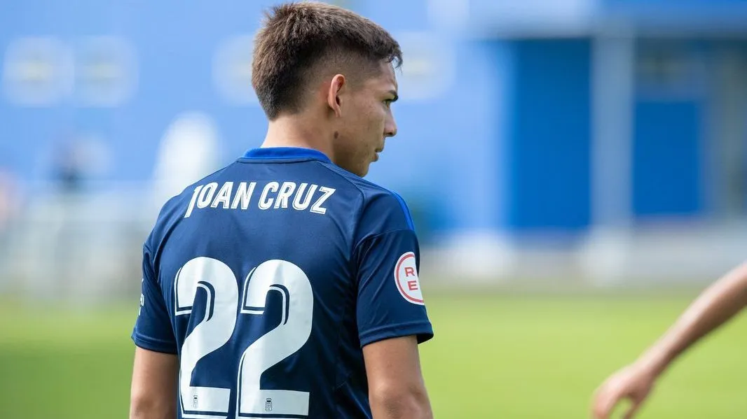 Joan Cruz en la filial del Real Oviedo. Crédito: Real Oviedo.