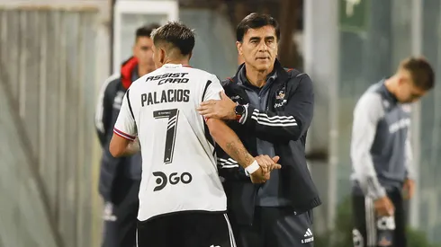 Gustavo Quinteros le pone tarea a Carlos Palacios.