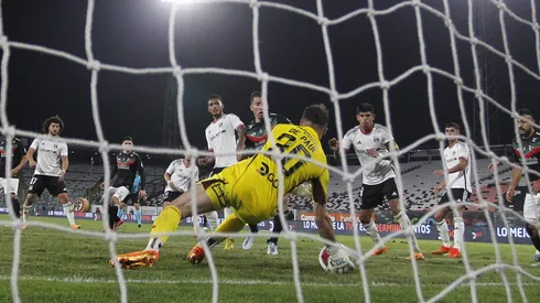 Una de las tantas atajadas de Fernando de Paul. Crédito: Photosport