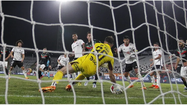 Una de las tantas atajadas de Fernando de Paul. Crédito: Photosport