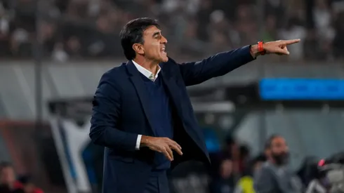 Quinteros dando instrucciones durante el partido con Monagas.