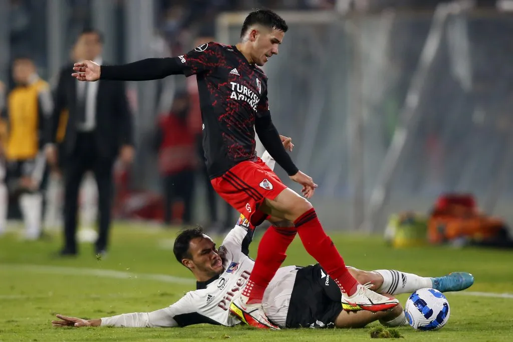 Enzo Fernández disputando una pelota con Gabriel Suazo en el Estadio Monumental. / FOTO: Getty Images