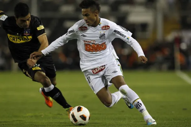 Neymar le anotó un golazo a Colo Colo en el Estadio Monumental en la Copa Libertadores del 2011. / FOTO: Getty Images