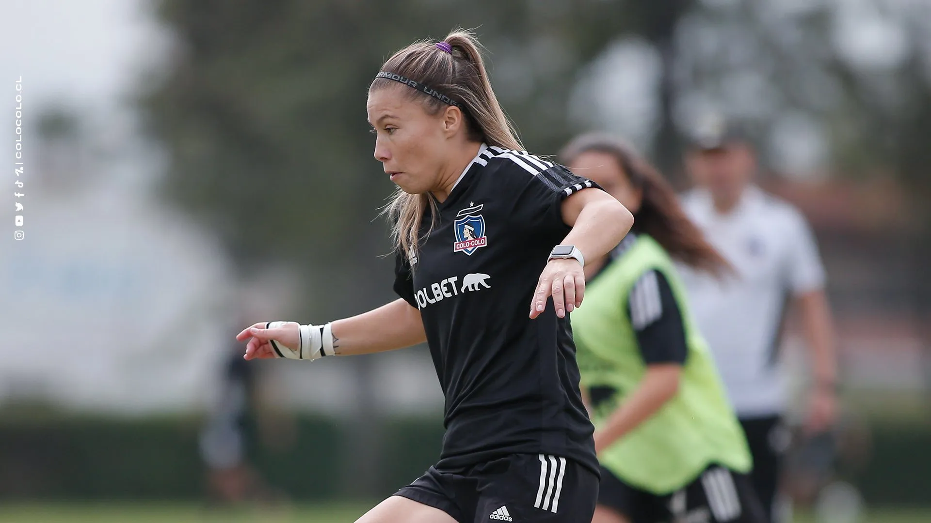 Yanara Aedo afina puntería para enfrentar a la UC. Crédito: Colo Colo