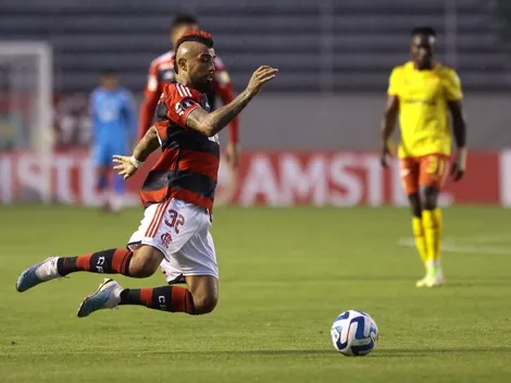 Hinchas ecuatorianos le gritaron a Vidal en su llegada con Flamengo