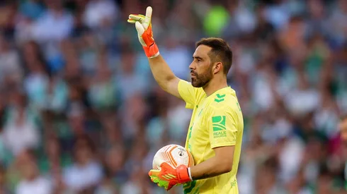 Claudio Bravo con el futuro en sus manos en el Betis