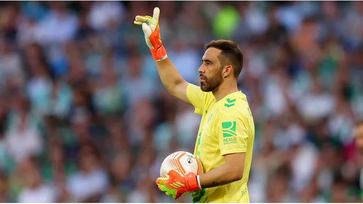 Claudio Bravo con el futuro en sus manos en el Betis
