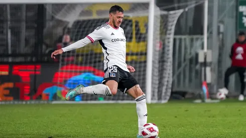 Ramiro González va al rescate de la defensa de Colo Colo.
