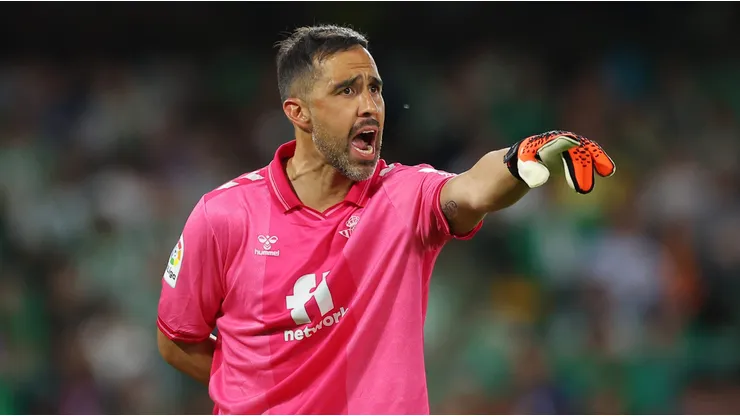 Bravo gana elogios y hace polémica con hinchas del Betis.