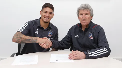 El defensor charrúa y su primer contrato como profesional. Crédito: Colo Colo.