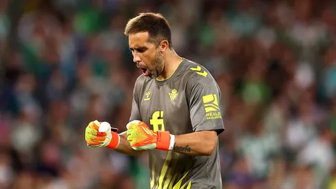 Claudio Bravo es genio y figura en el Real Betis.