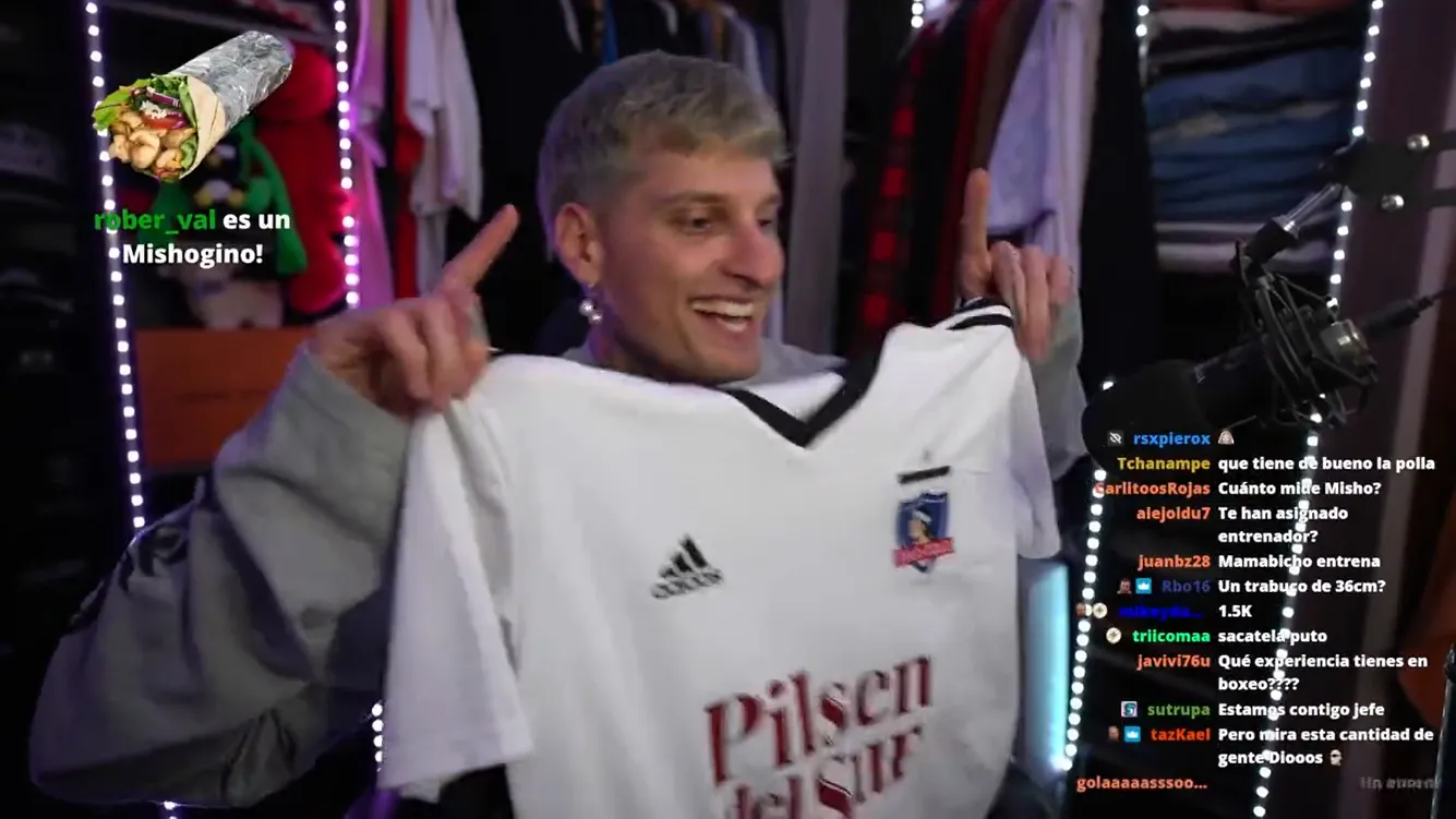 Misho con la camiseta de Colo Colo. Crédito: Twitch.