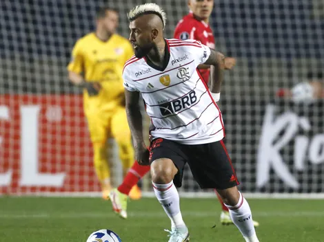 Arturo Vidal le hace la cruz a Colo Colo