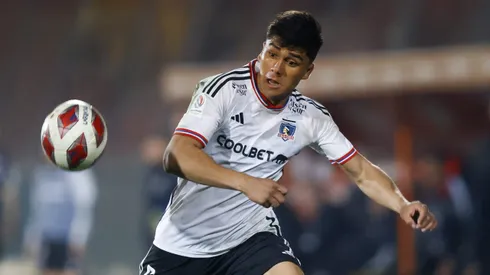 Jorge Valdivia le presta el ropero completo a Damián Pizarro ante su falta de gol.