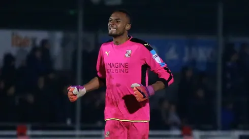 Arquero que la rompe en Inglaterra se postula para Colo Colo.