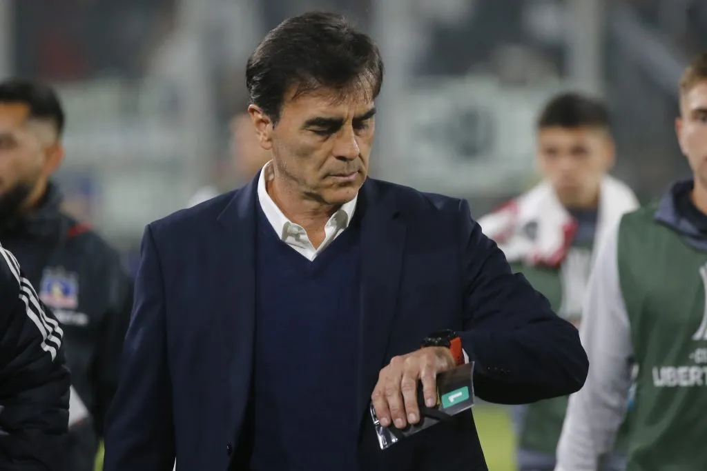 Gustavo Quinteros podrá aprovechar el receso del Campeonato Nacional para reforzar el plantel de Colo Colo | Foto: Photosport