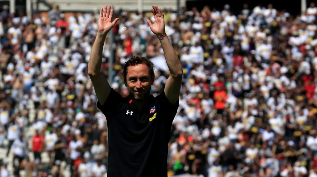 Luego de su retiro, Luis Mena fue ovacionado por los hinchas de Colo Colo. | Imagen: Photosport.