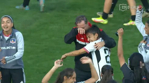 Un emocionado Luis Mena se despide como DT de Colo Colo FEM.