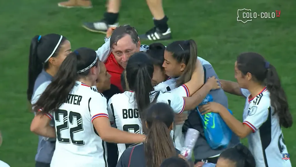 La emoción de Luis Mena en su último partido como DT de Colo Colo. (Foto: Captura)