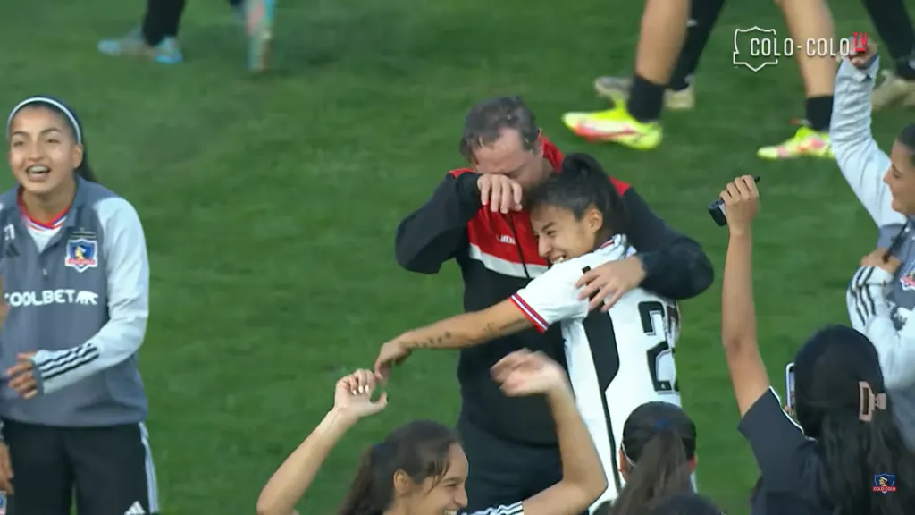 La emoción de Luis Mena en su último partido como DT de Colo Colo. (Foto: Captura)