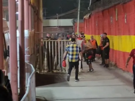 Hinchas de Unión intentan llegar al camarín de Colo Colo