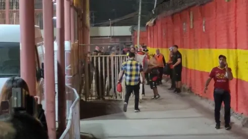 Hinchas de Unión Española intentaron llegar al camarín de Colo Colo.