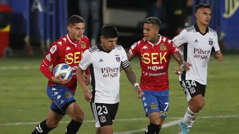 Figura de Unión Española llena de flores a Colo Colo .