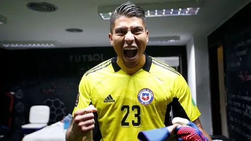 Brayan Cortés en el pórtico de la selección chilena. Crédito: La Roja.