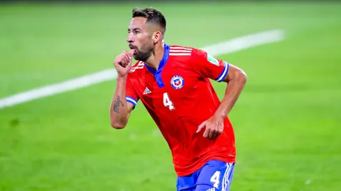 Mauricio Isla a detalles de ser nuevo jugador de Colo Colo. | Imagen: Photosport.