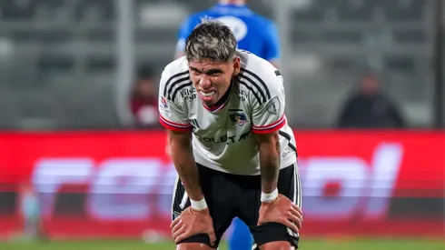 Carlos Palacios y juez de línea sacan chispas en acalorada discusión.