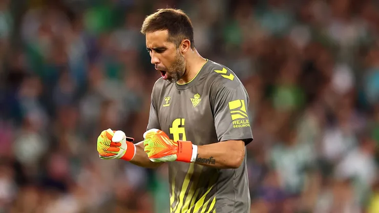 Claudio Bravo vuelve a ser figura en el Betis.