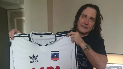 Barticciotto saca pecho con músico de Kiss y camiseta de Colo Colo.