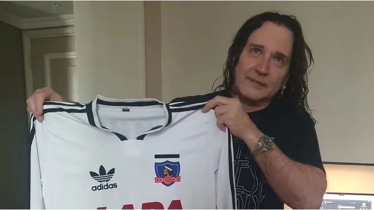 Barticciotto saca pecho con músico de Kiss y camiseta de Colo Colo.