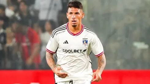 Alan Saldivia firma su primer contrato como profesional. Crédito: Guille Salazar.