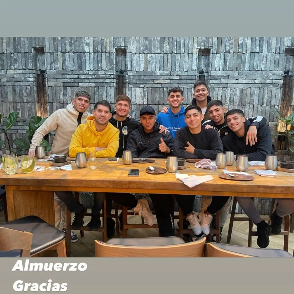 Leonardo Gil compartiendo con los más jóvenes de Colo Colo. (Foto: Instagram)