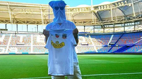 Dylantero la rompe con camiseta de Colo Colo en España