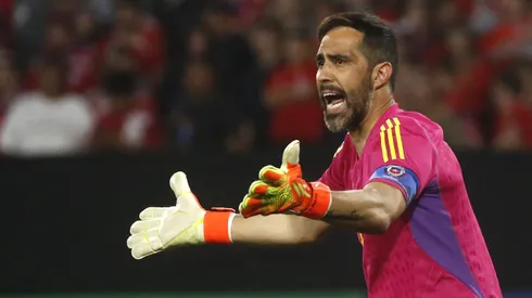 Uno menos para Colo Colo: Bravo renueva contrato con el Betis.