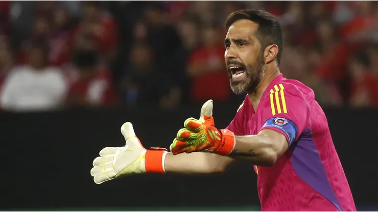 Uno menos para Colo Colo: Bravo renueva contrato con el Betis.