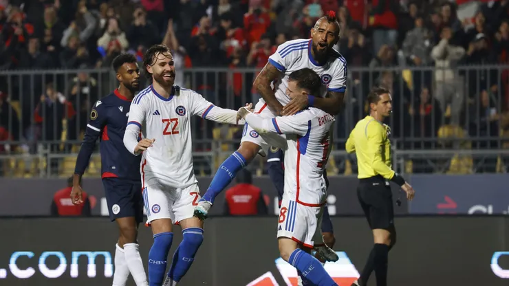 Bruno Barticciotto marca el 4 a 0 para la Roja desde el punto penal.