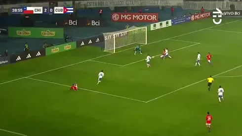 Travesaño ahoga el grito de gol de Bolados en la Roja.