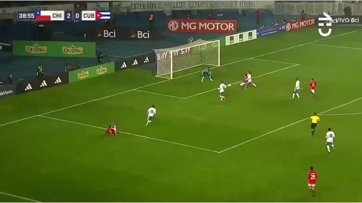 Travesaño ahoga el grito de gol de Bolados en la Roja.