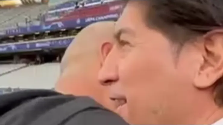 Guardiola sube al columpio a Zamorano previo a la final de Champions.