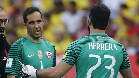 Johnny Herrera sin pelos en la lengua se lanza en picada contra Claudio Bravo.