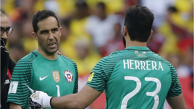 Johnny Herrera sin pelos en la lengua se lanza en picada contra Claudio Bravo.