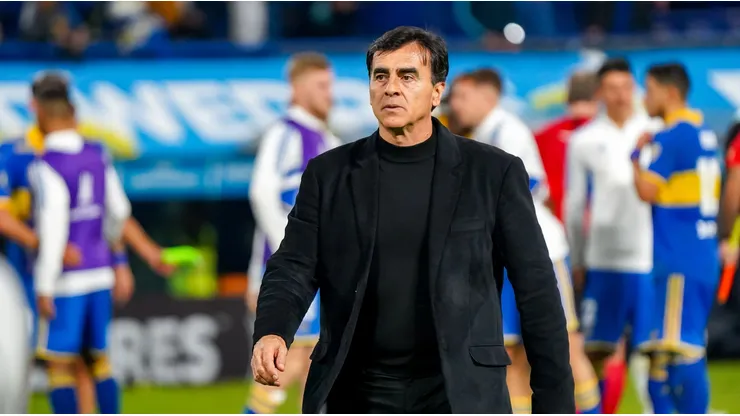 Gustavo Quinteros seguirá dirigiendo a Colo Colo