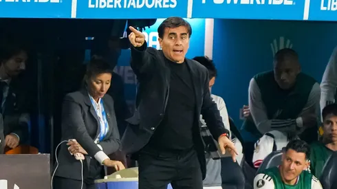 Gustavo Quinteros golpea la mesa por los refuerzos de Colo Colo.