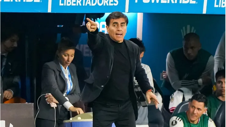 Gustavo Quinteros golpea la mesa por los refuerzos de Colo Colo.