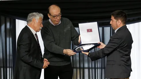 Carlos Caszely es homenajeado en Colo Colo por la final de la Copa Libertadores 1973