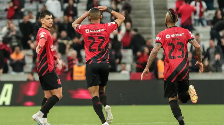 Arturo Vidal tiene una baja jornada en empate del Paranaense